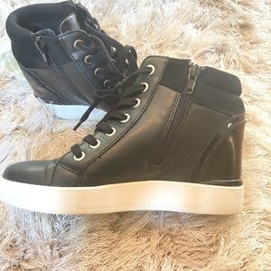Aldo black tennis shoe w/hidden wedge